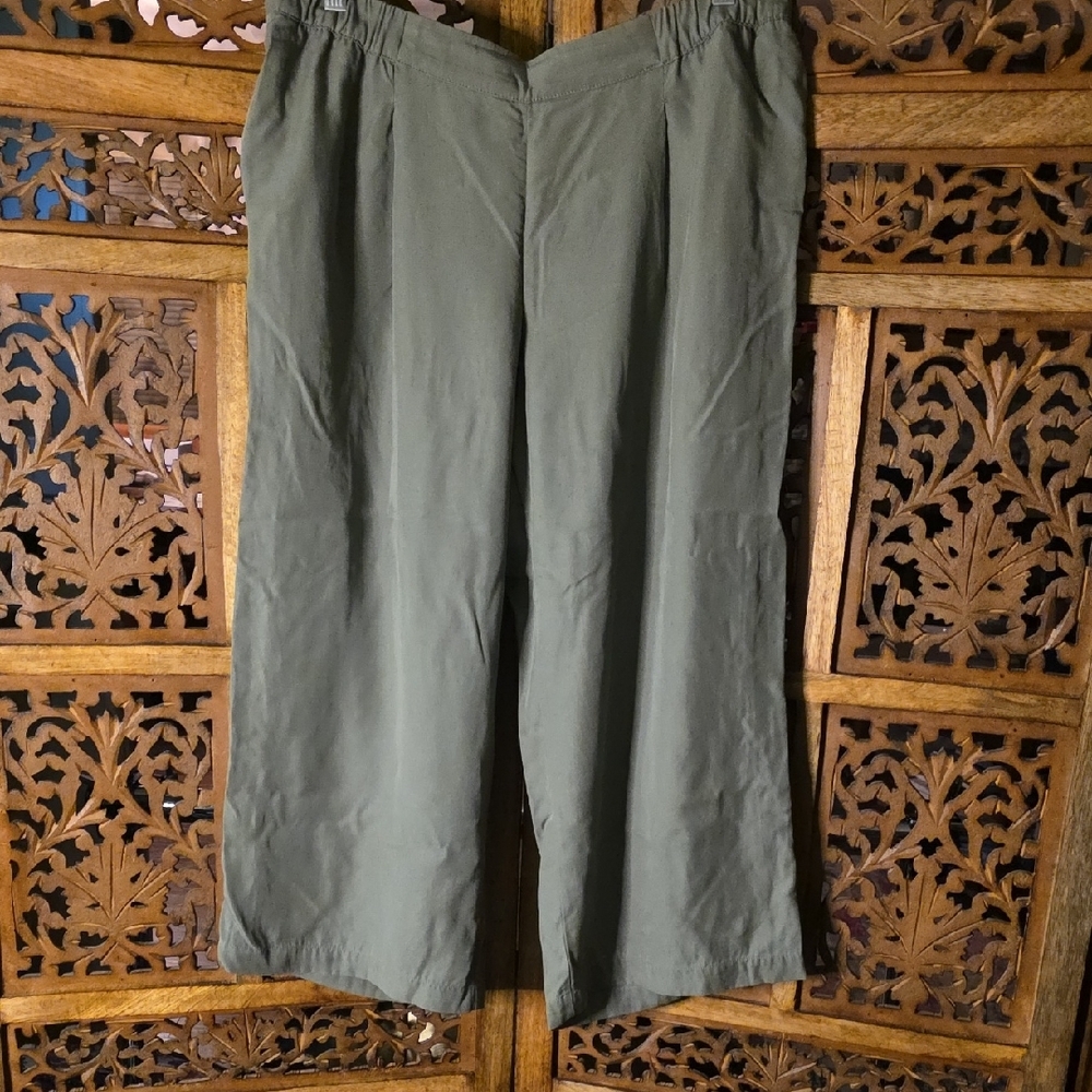 🌟 J. Jill Women's Sage Green Wide Leg Capri